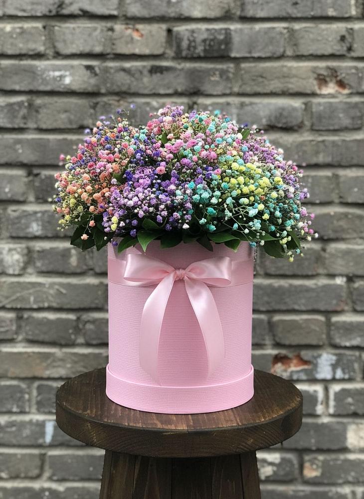 Цветочная композиция из Гипсофила и Розы в шляпной коробке в Нефедово