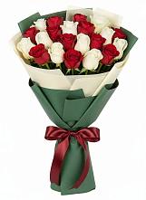 Букет Микс из красных и белых роз в Нефедово