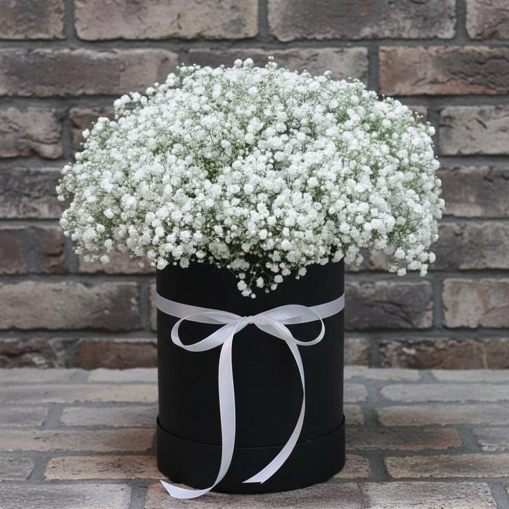 Цветочная композиция из Гипсофила в шляпной коробке в Нефедово