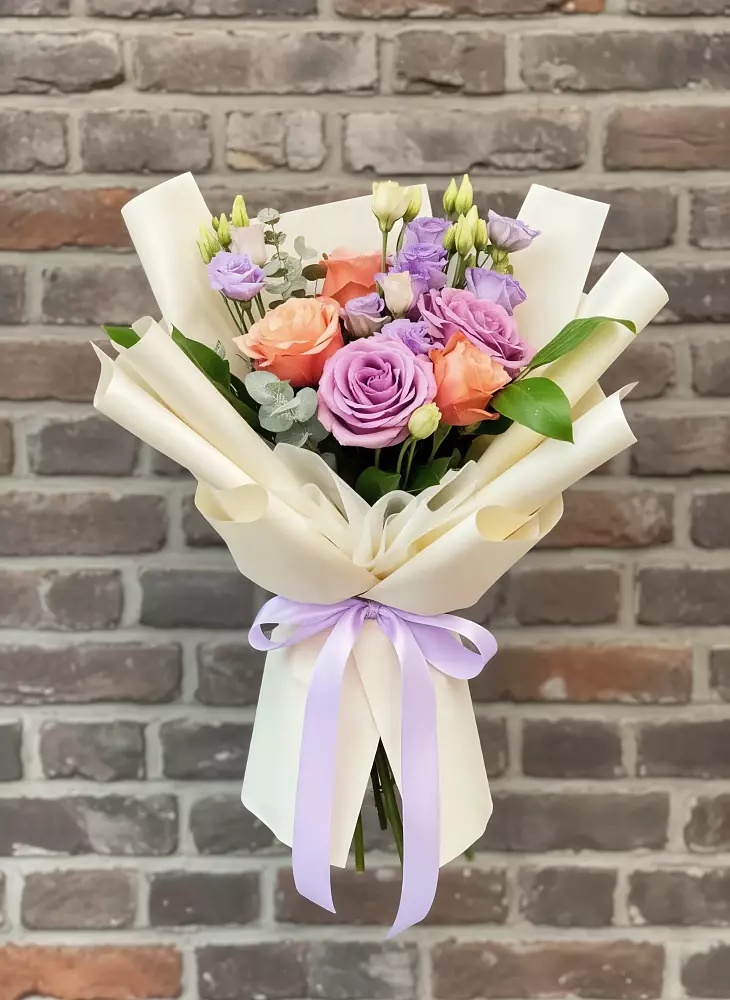 Букет цветов из: Лизиантусы и Розы в Нефедово