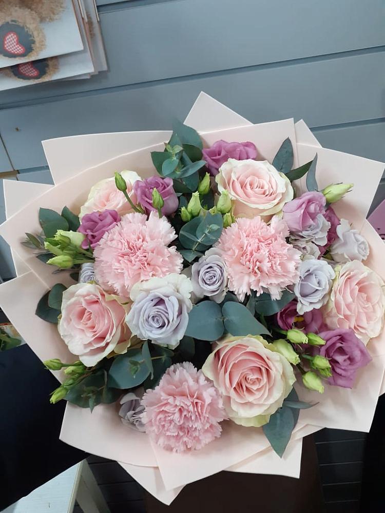 Букет цветов из: Розы, Гвоздики и Лизиантусы в Нефедово